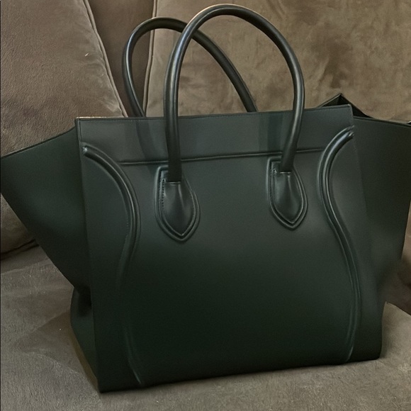 Downsizing! Never use this bag although gorgeous. Would be happier in a new home - Picture 3 of 5